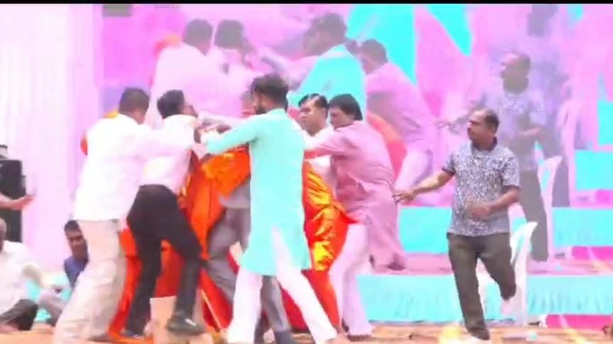 mahant attacked at group marriage in nakhatrana kachchh