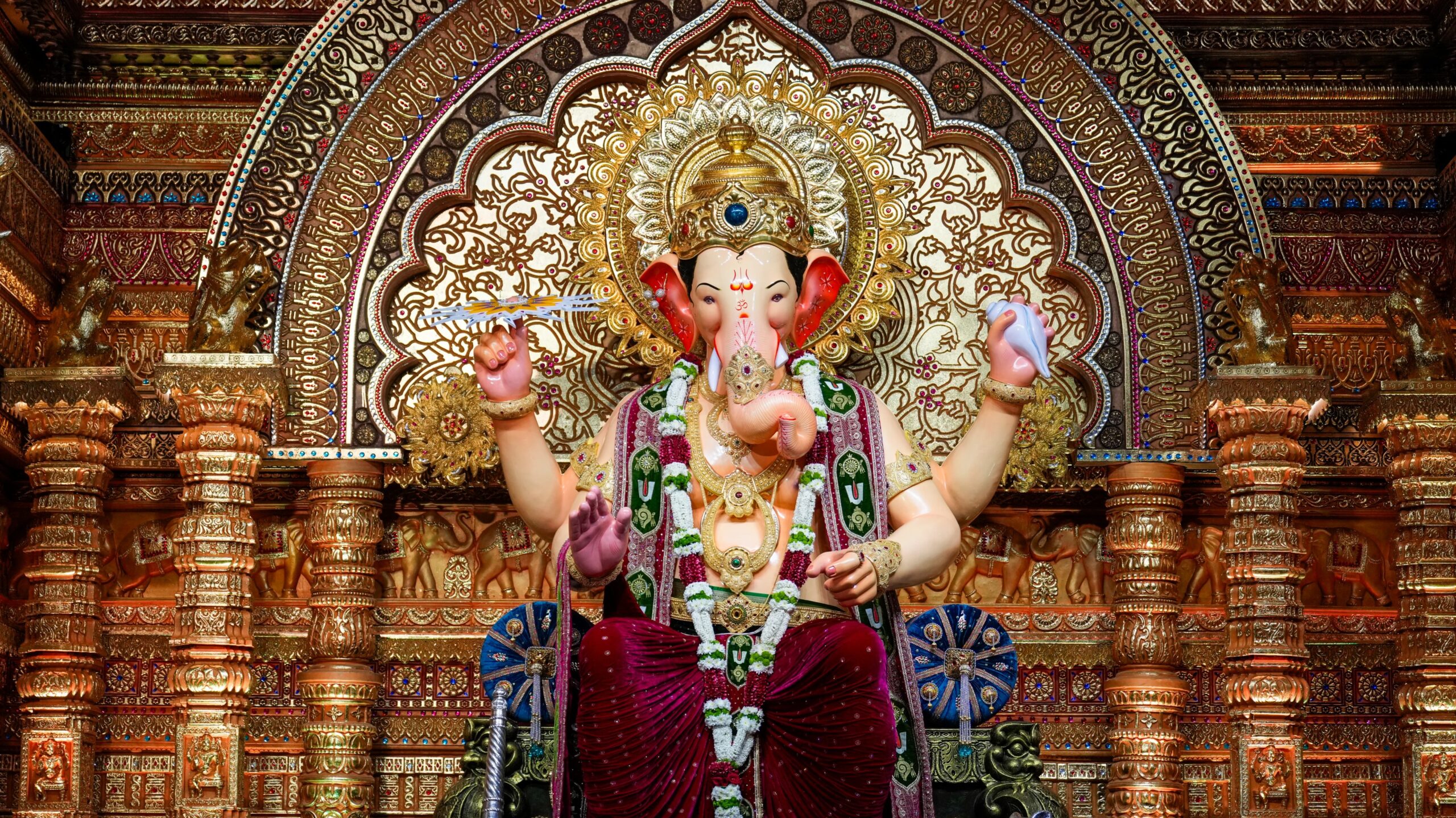 Lalbaghcha raja vvip darshan controversy
