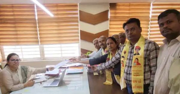 Demand to confer Bharat Ratna on Phule couple